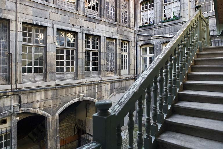 Aile gauche dans la première cour : détail du rez-de-chaussée et du premier étage. © Yves Sancey / Région Bourgogne-Franche-Comté, Inventaire du patrimoine - 2008