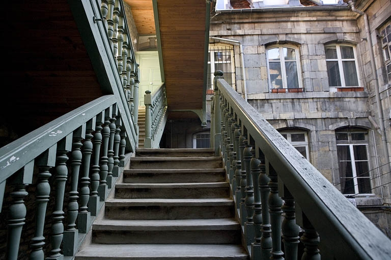 Détail de l'intérieur de l'escalier à cage ouverte. © Yves Sancey / Région Bourgogne-Franche-Comté, Inventaire du patrimoine - 2008