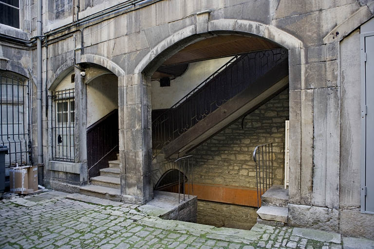 Détail des arcades situées au rez-de-chaussée de l'aile gauche dans la première cour. © Yves Sancey / Région Bourgogne-Franche-Comté, Inventaire du patrimoine - 2008