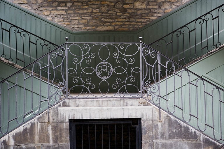 Escalier à cage ouverte à droite de la première cour : détail de la grille en ferronnerie. © Yves Sancey / Région Bourgogne-Franche-Comté, Inventaire du patrimoine - 2008