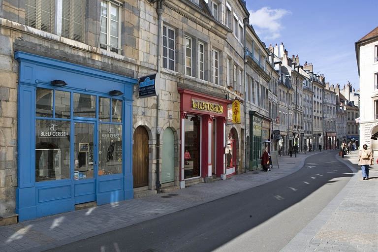 Vue éloignée de la maison dans l'alignement de la rue. © Yves Sancey / Région Bourgogne-Franche-Comté, Inventaire du patrimoine - 2008
