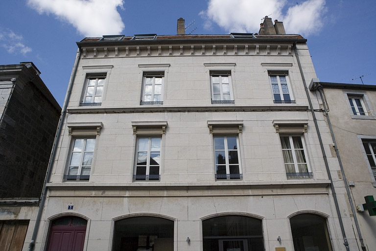Vue d'ensemble du logis secondaire situé rue de la Bibliothèque, de face. © Yves Sancey / Région Bourgogne-Franche-Comté, Inventaire du patrimoine - 2008