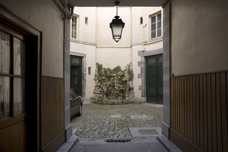 Vue de la cour depuis le passage cocher. © Yves Sancey / Région Bourgogne-Franche-Comté, Inventaire du patrimoine - 2008