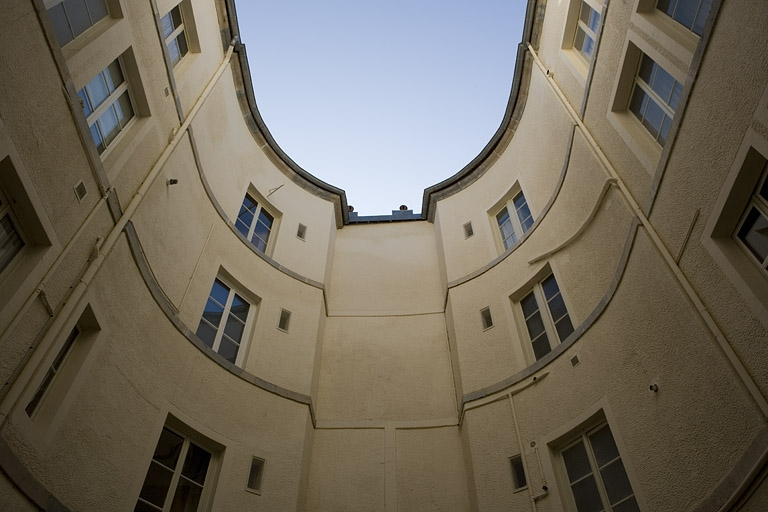 Vue des bâtiments autour de la cour en contre-plongée. © Yves Sancey / Région Bourgogne-Franche-Comté, Inventaire du patrimoine - 2008