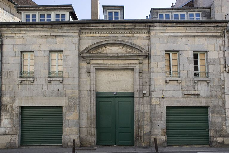 Vue d'ensemble du portail d'entrée des communs depuis la rue du Lycée. © Yves Sancey / Région Bourgogne-Franche-Comté, Inventaire du patrimoine - 2008