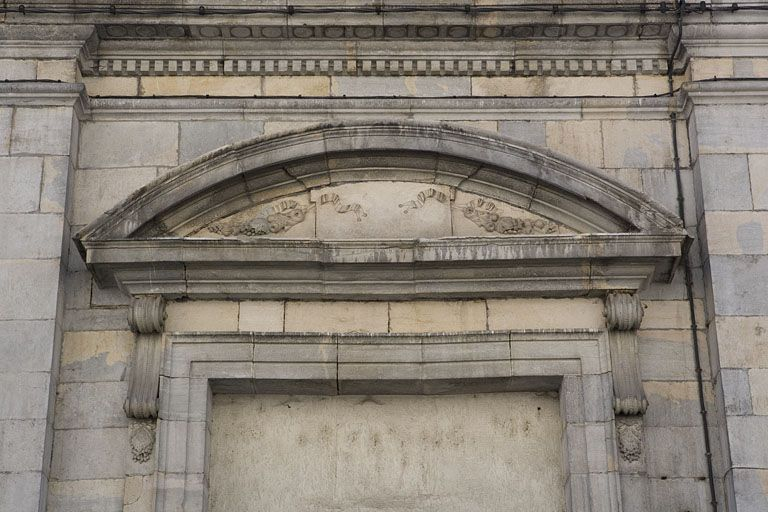 Détail du fronton cintré sur le portail d'entrée des communs. © Yves Sancey / Région Bourgogne-Franche-Comté, Inventaire du patrimoine - 2008