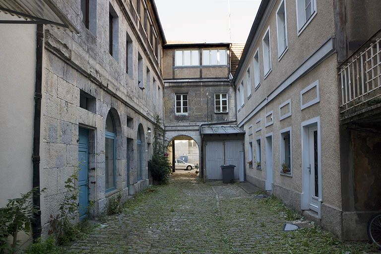 Vue de la cour des communs depuis le fond de l'espace libre. © Yves Sancey / Région Bourgogne-Franche-Comté, Inventaire du patrimoine - 2008