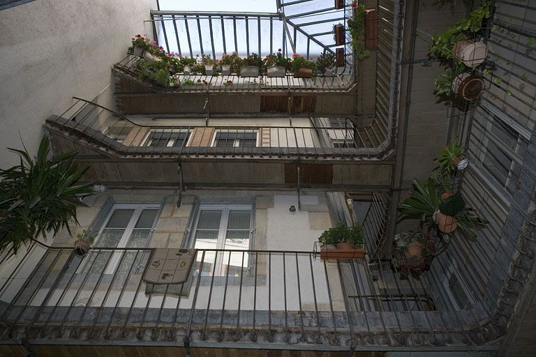 Vue d'ensemble de la cour. © Yves Sancey / Région Bourgogne-Franche-Comté, Inventaire du patrimoine - 2008