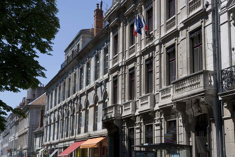 Détail de la façade sur rue, de trois quarts droit. © Yves Sancey / Région Bourgogne-Franche-Comté, Inventaire du patrimoine - 2008