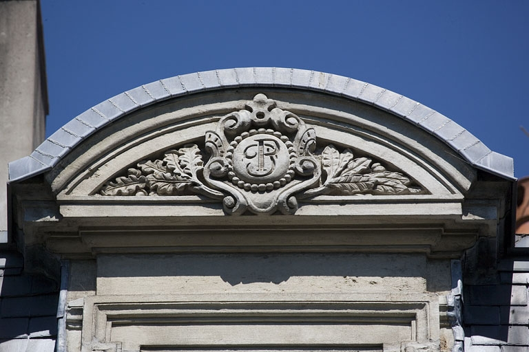 Détail du monogramme sur l'un des frontons cintrés de l'étage de comble. © Yves Sancey / Région Bourgogne-Franche-Comté, Inventaire du patrimoine - 2008