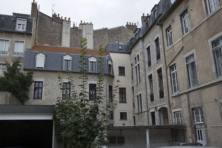 Vue d'ensemble de la façade postérieure du logis principal, et aile droite sur cour. © Yves Sancey / Région Bourgogne-Franche-Comté, Inventaire du patrimoine - 2008