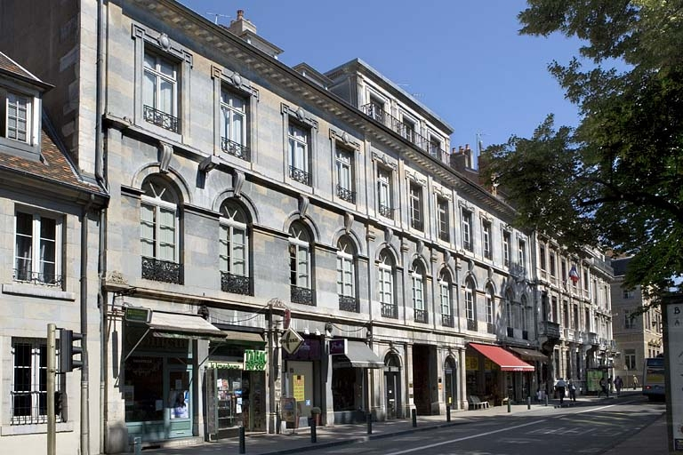 Vue d'ensemble de la façade sur rue, de trois quarts gauche. © Yves Sancey / Région Bourgogne-Franche-Comté, Inventaire du patrimoine - 2008
