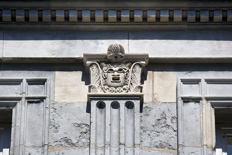 Façade sur rue : détail du chapiteau d'un pilastre du deuxième étage. © Yves Sancey / Région Bourgogne-Franche-Comté, Inventaire du patrimoine - 2008