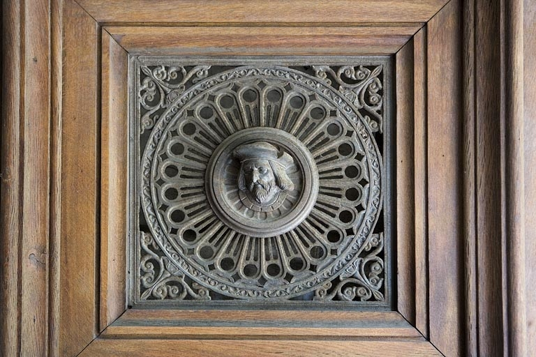 Détail du décor en fonte d'un des vantaux du portail d'entrée : tête d'homme. © Yves Sancey / Région Bourgogne-Franche-Comté, Inventaire du patrimoine - 2008