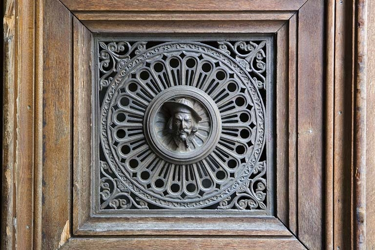 Détail du décor en fonte d'un des vantaux du portail d'entrée : tête d'homme. © Yves Sancey / Région Bourgogne-Franche-Comté, Inventaire du patrimoine - 2008