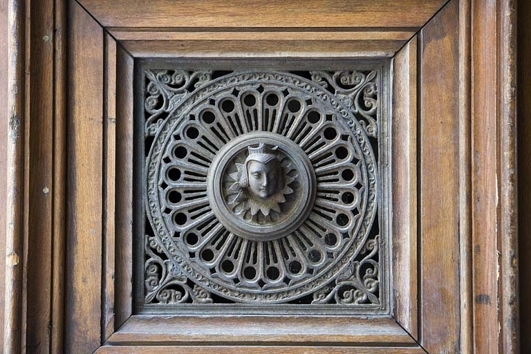 Détail du décor en fonte d'un des vantaux du portail d'entrée : tête de femme. © Yves Sancey / Région Bourgogne-Franche-Comté, Inventaire du patrimoine - 2008