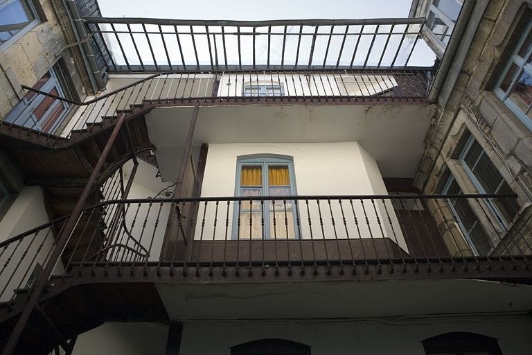 Détail de l'escalier à cage ouverte sur cour. © Yves Sancey / Région Bourgogne-Franche-Comté, Inventaire du patrimoine - 2008