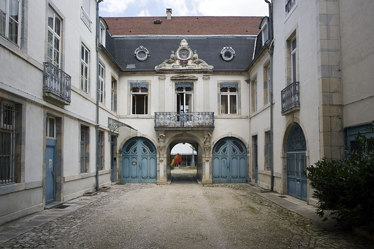 Vue d'ensemble de la cour depuis l'entrée. © Yves Sancey / Région Bourgogne-Franche-Comté, Inventaire du patrimoine - 2008