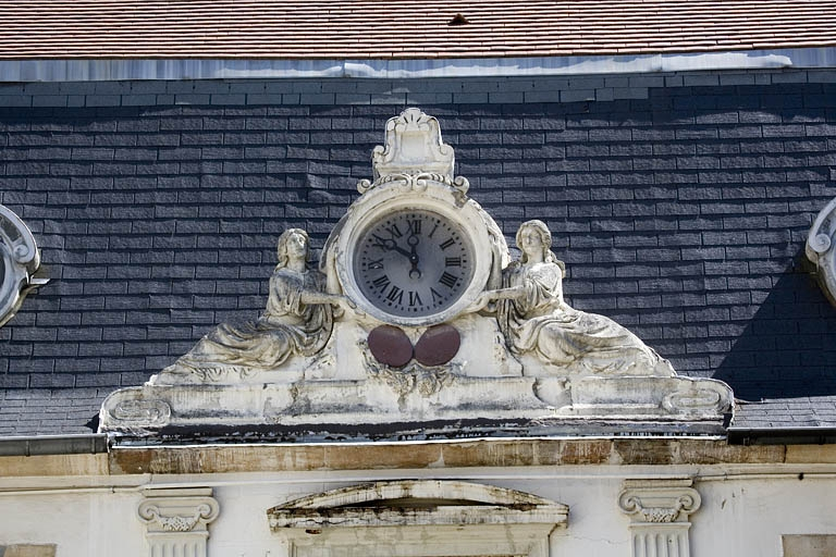Détail de l'horloge couronnant la partie centrale du logis au fond de la première cour : vue rapprochée. © Yves Sancey / Région Bourgogne-Franche-Comté, Inventaire du patrimoine - 2008