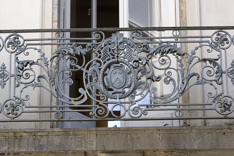 Détail des armoiries des Courlet de Boulot sur le balcon du logis en fond de cour. © Yves Sancey / Région Bourgogne-Franche-Comté, Inventaire du patrimoine - 2008