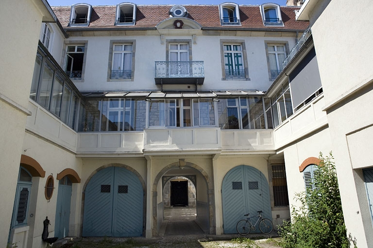 Façade postérieure du logis secondaire, de face. © Yves Sancey / Région Bourgogne-Franche-Comté, Inventaire du patrimoine - 2008