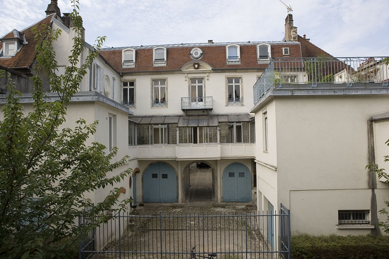 Logis secondaire : vue d'ensemble des bâtiments autour de la deuxième cour. © Yves Sancey / Région Bourgogne-Franche-Comté, Inventaire du patrimoine - 2008