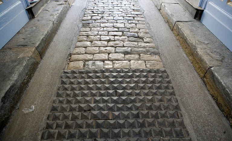 Logis principal : détail des pavés en bois et en pierre du passage cocher. © Yves Sancey / Région Bourgogne-Franche-Comté, Inventaire du patrimoine - 2008