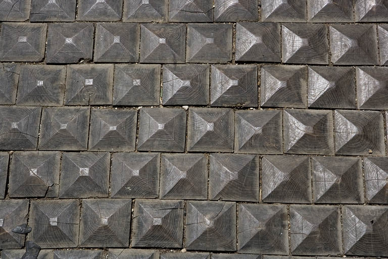 Logis principal : détail des pavés en bois du passage cocher. © Yves Sancey / Région Bourgogne-Franche-Comté, Inventaire du patrimoine - 2008