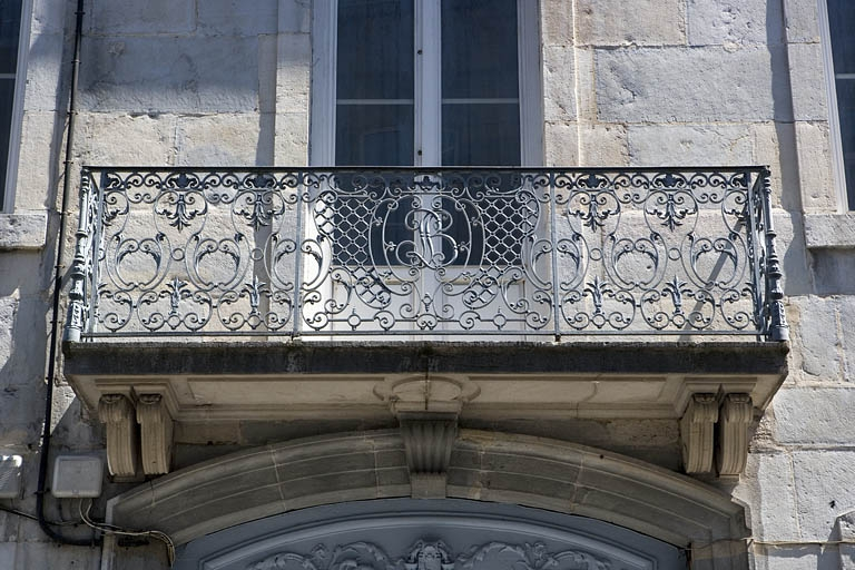 Logis principal : détail du balcon situé au-dessus du portail d'entrée. © Yves Sancey / Région Bourgogne-Franche-Comté, Inventaire du patrimoine - 2008