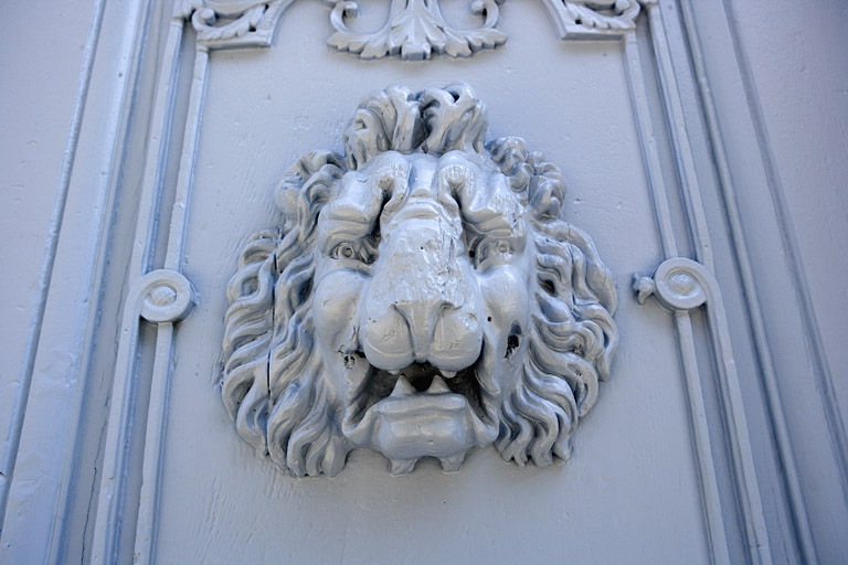 Logis principal : détail d'une tête de lion décorant un des vantaux du portail d'entrée. © Yves Sancey / Région Bourgogne-Franche-Comté, Inventaire du patrimoine - 2008