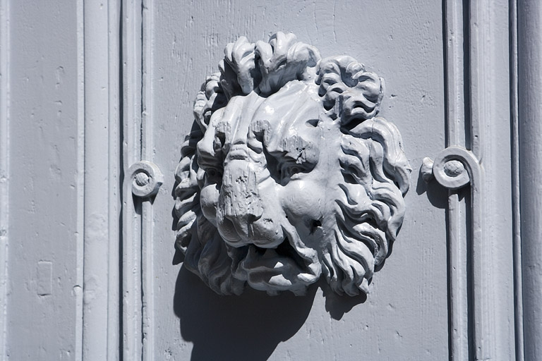 Logis principal : détail d'une tête de lion sur l'un des vantaux du portail d'entrée : de trois quarts. © Yves Sancey / Région Bourgogne-Franche-Comté, Inventaire du patrimoine - 2008