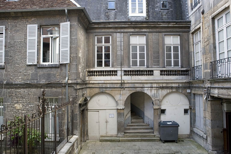 Vue de l'aile à droite de la première cour contenant l'escalier : de face. © Yves Sancey / Région Bourgogne-Franche-Comté, Inventaire du patrimoine - 2008