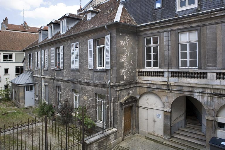Vue des ailes droites de la première et de la deuxième cours : de trois quarts. © Yves Sancey / Région Bourgogne-Franche-Comté, Inventaire du patrimoine - 2008