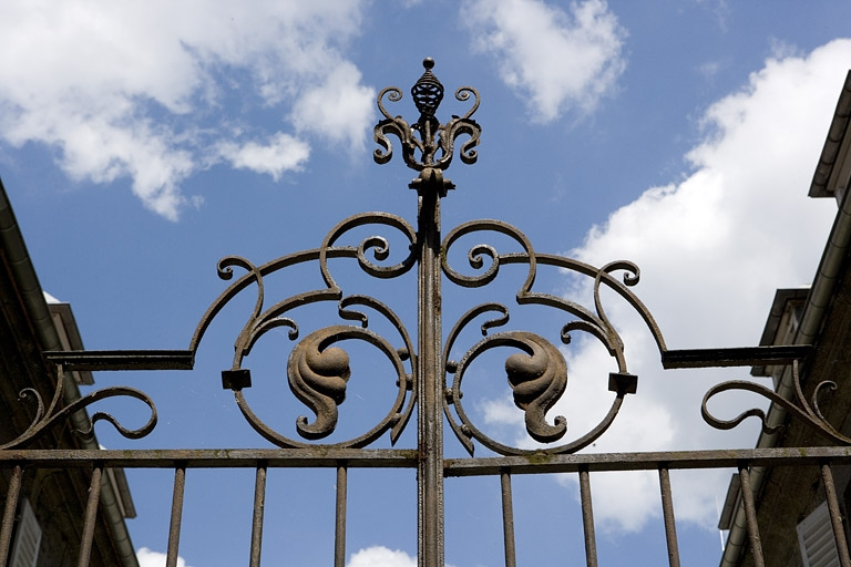 Détail de la partie supérieure de la grille séparant les deux cours. © Yves Sancey / Région Bourgogne-Franche-Comté, Inventaire du patrimoine - 2008