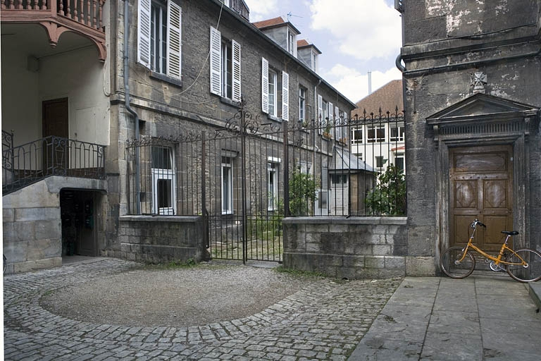 Vue de l'aile gauche dans la deuxième cour depuis la première cour. © Yves Sancey / Région Bourgogne-Franche-Comté, Inventaire du patrimoine - 2008