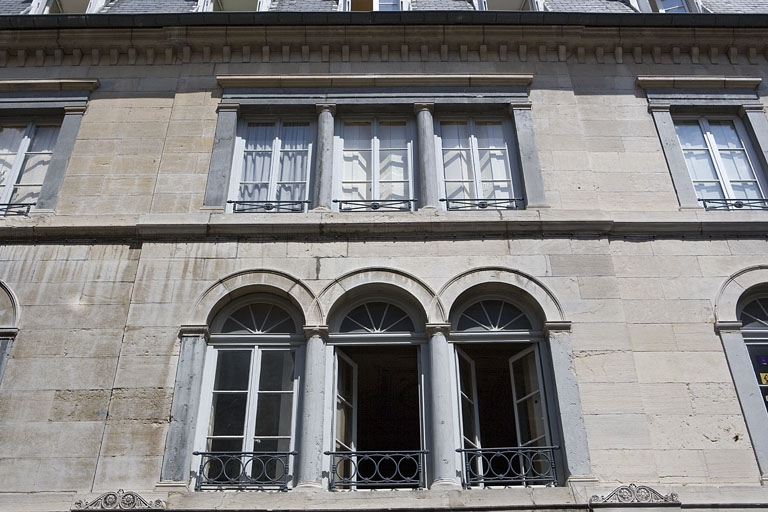 Détail des baies en triplet des premier et second étages. © Yves Sancey / Région Bourgogne-Franche-Comté, Inventaire du patrimoine - 2008