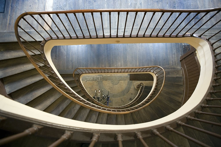 Vue de l'escalier principal en plongée depuis le dernier palier. © Yves Sancey / Région Bourgogne-Franche-Comté, Inventaire du patrimoine - 2008