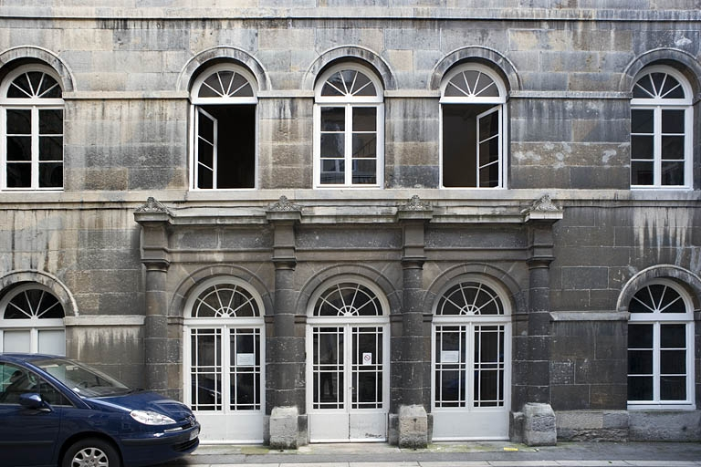 Aile droite sur cour : vue de l'entrée de l'escalier principal et du premier étage. © Yves Sancey / Région Bourgogne-Franche-Comté, Inventaire du patrimoine - 2008