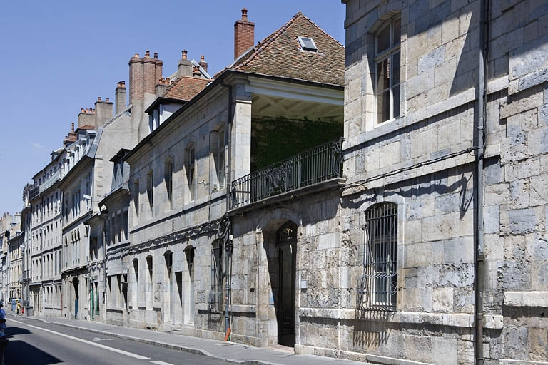 Vue d'ensemble de l'édifice depuis la rue, de trois quarts droit. © Yves Sancey / Région Bourgogne-Franche-Comté, Inventaire du patrimoine - 2008