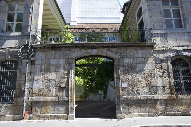Détail du portail dans clôture depuis la rue, de face. © Yves Sancey / Région Bourgogne-Franche-Comté, Inventaire du patrimoine - 2008