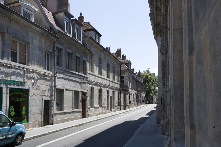 Vue d'ensemble de l'édifice dans l'alignement de la rue, de trois quarts gauche. © Yves Sancey / Région Bourgogne-Franche-Comté, Inventaire du patrimoine - 2008