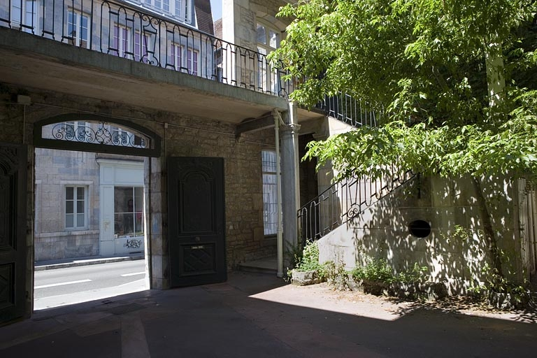 Vue du portail dans clôture depuis la cour, de trois quarts gauche. © Yves Sancey / Région Bourgogne-Franche-Comté, Inventaire du patrimoine - 2008