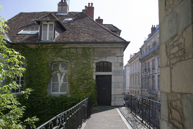Vue du passage au-dessus du portail dans clôture depuis le bâtiment gauche. © Yves Sancey / Région Bourgogne-Franche-Comté, Inventaire du patrimoine - 2008