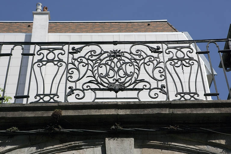 Passage au-dessus du portail dans clôture : détail de la partie centrale du garde-corps en ferronnerie. © Yves Sancey / Région Bourgogne-Franche-Comté, Inventaire du patrimoine - 2008