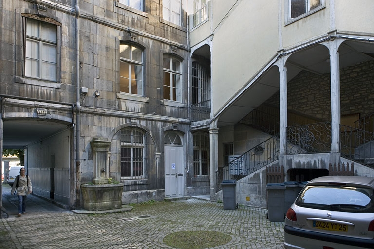 Vue de l'escalier à cage ouverte droit et du logis secondaire, de trois quarts gauche, depuis l'entrée de la première cour. © Yves Sancey / Région Bourgogne-Franche-Comté, Inventaire du patrimoine - 2008 Vue de l'escalier à cage ouverte droit et du logis secondaire, de trois quarts gauche, depuis l'entrée de la première cour. © Yves Sancey / Région Bourgogne-Franche-Comté, Inventaire du patrimoine - 2008