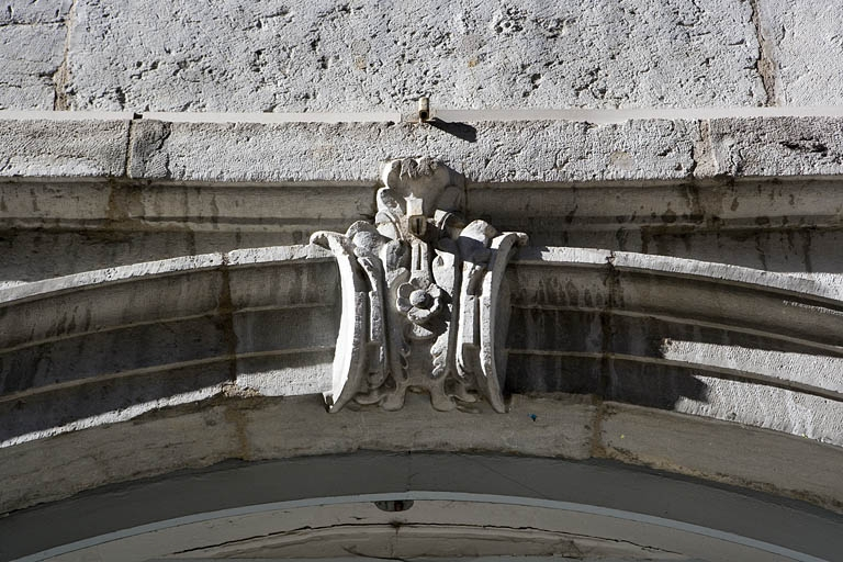 Portail d'entrée : détail de la clé de l'arc. © Yves Sancey / Région Bourgogne-Franche-Comté, Inventaire du patrimoine - 2008 Portail d'entrée : détail de la clé de l'arc. © Yves Sancey / Région Bourgogne-Franche-Comté, Inventaire du patrimoine - 2008
