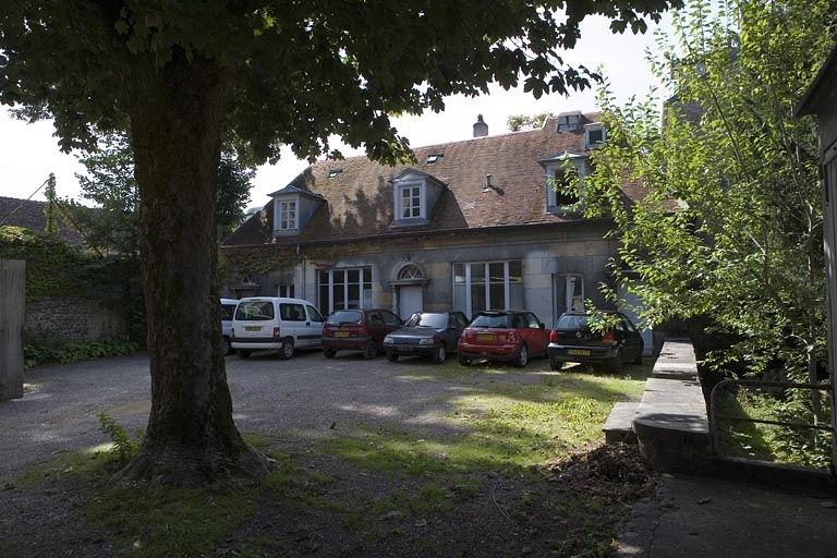 Vue du bâtiment des anciennes remise et écurie situé en fond de parcelle. © Yves Sancey / Région Bourgogne-Franche-Comté, Inventaire du patrimoine - 2008 Vue du bâtiment des anciennes remise et écurie situé en fond de parcelle. © Yves Sancey / Région Bourgogne-Franche-Comté, Inventaire du patrimoine - 2008