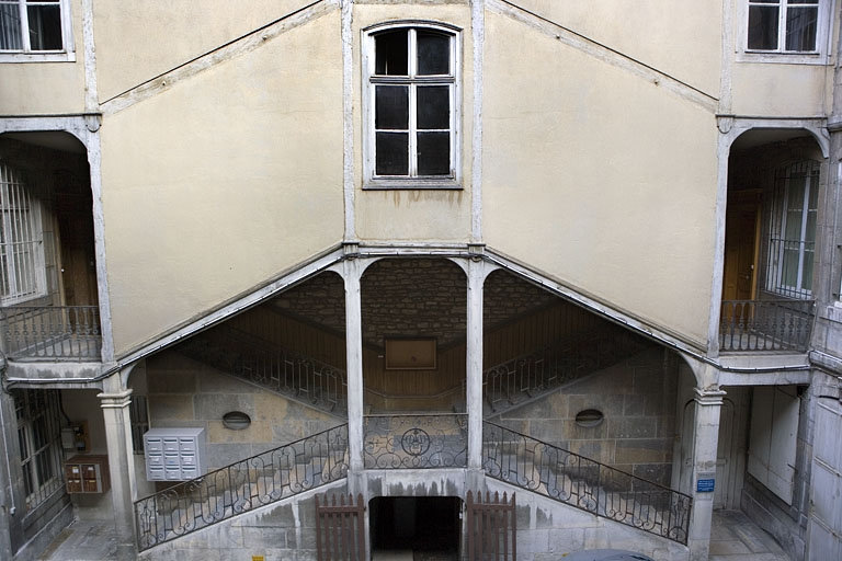 Vue d'ensemble de l'escalier à cage ouverte droit, de face, depuis l'escalier gauche. © Yves Sancey / Région Bourgogne-Franche-Comté, Inventaire du patrimoine - 2008 Vue d'ensemble de l'escalier à cage ouverte droit, de face, depuis l'escalier gauche. © Yves Sancey / Région Bourgogne-Franche-Comté, Inventaire du patrimoine - 2008