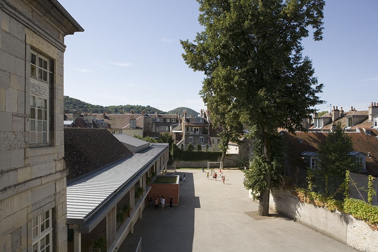Vue d'ensemble de la cour de l'école, à l'emplacement de l'ancien jardin. © Yves Sancey / Région Bourgogne-Franche-Comté, Inventaire du patrimoine - 2008