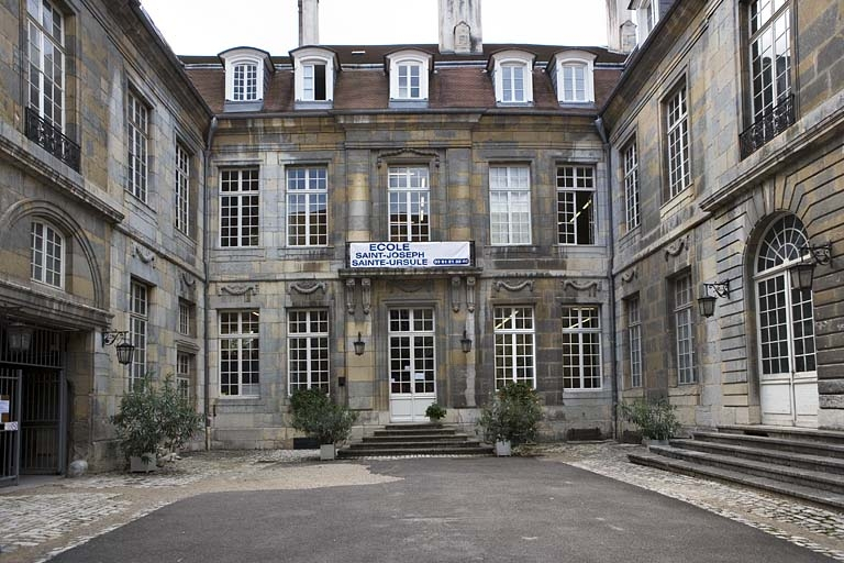 Vue d'ensemble des bâtiments autour de la cour d'honneur depuis l'entrée. © Yves Sancey / Région Bourgogne-Franche-Comté, Inventaire du patrimoine - 2008
